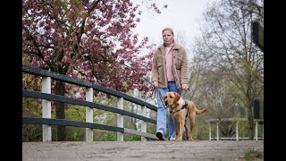 Denise vertelt over de impact van haar blindengeleidehond Pavel