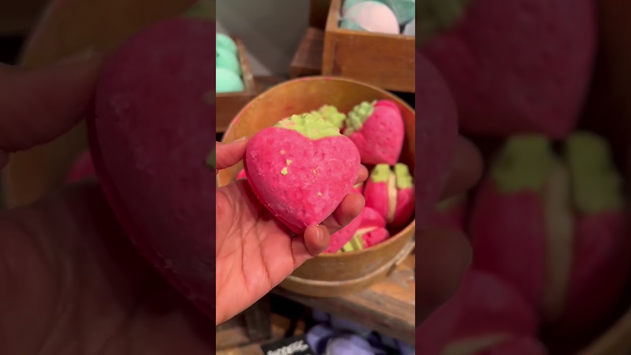LUSH Limited Edition Strawberry Crumble Bubbleroon Valentine 2023 BUBBLE BAR 
