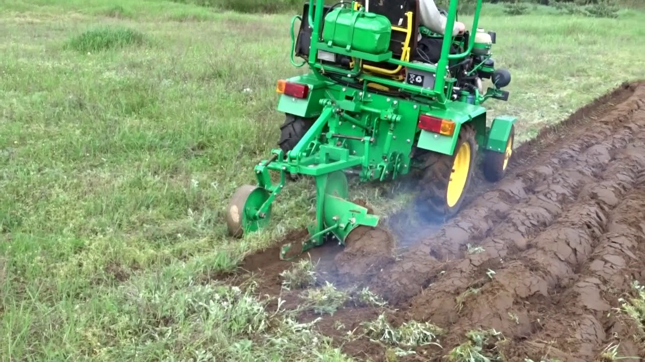 первая борозда на целине. дискование целины трактором. распашка целины. плуг на мтз 1822. распашка целины.