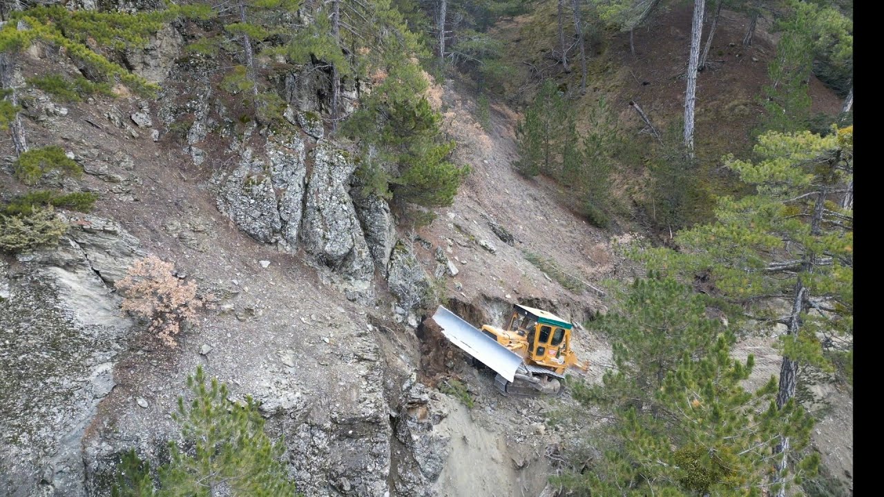 CAT D7 DOZER KAYALARI PARÇALIYOR _smashes rocks