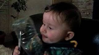 Luka (10 meseci) na gosti kaj dedo Luka (10 meseci) na gosti kaj dedo