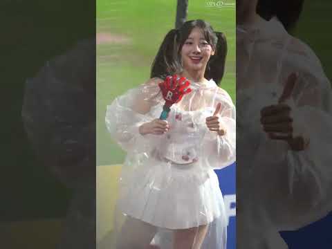 雨衣根本封印不住！🍒 禹洙漢 雨中熱跳「我是老大」，裡面那套櫻桃戰袍若隱若現真的太香了！ #cheerleade #禹洙漢 #우수한 #樂天女孩 #대만치어리더 #台湾チアリーダー #한화이글스