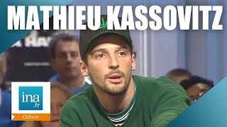 Mathieu Kassovitz et les jeunes de banlieue dans 