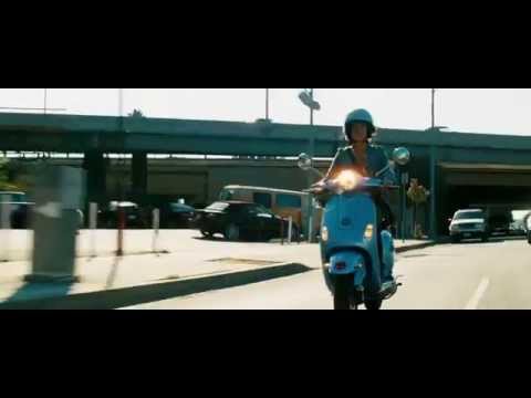 Transformers (2007) Bumblebee vs Barricade (HD latino)