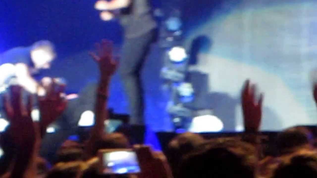 Louis and Liam fall on stage Staples Center 8-10-13