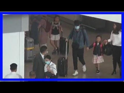 刘德华6岁女儿长高了，父女俩牵手返港，52岁朱丽倩孕肚明显