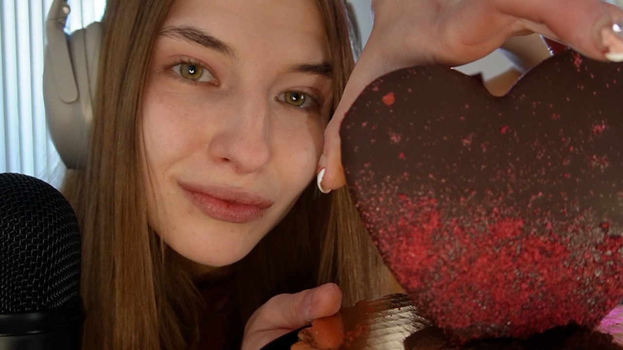ASMR 💕 VALENTINE’S DAY DESSERTS | Heart-Shaped Chocolate Cake, Macarons & Strawberry KitKat 🍫🍓