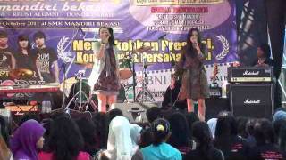 D'BLUE DIAMOND'S - @Pensi SMK Mandiri - (Cover) Story Band & Ayu Ting ting (^_^).flv