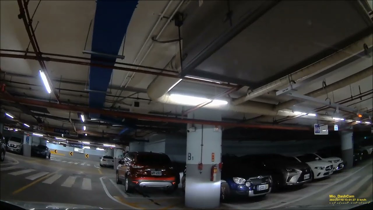 台北市中山區 林森公園地下停車場 入場 1F 往 B2