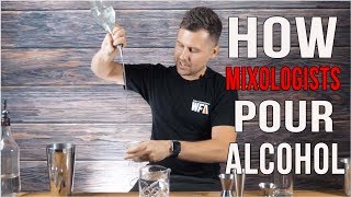 Cum toarnă mixologii alcoolul