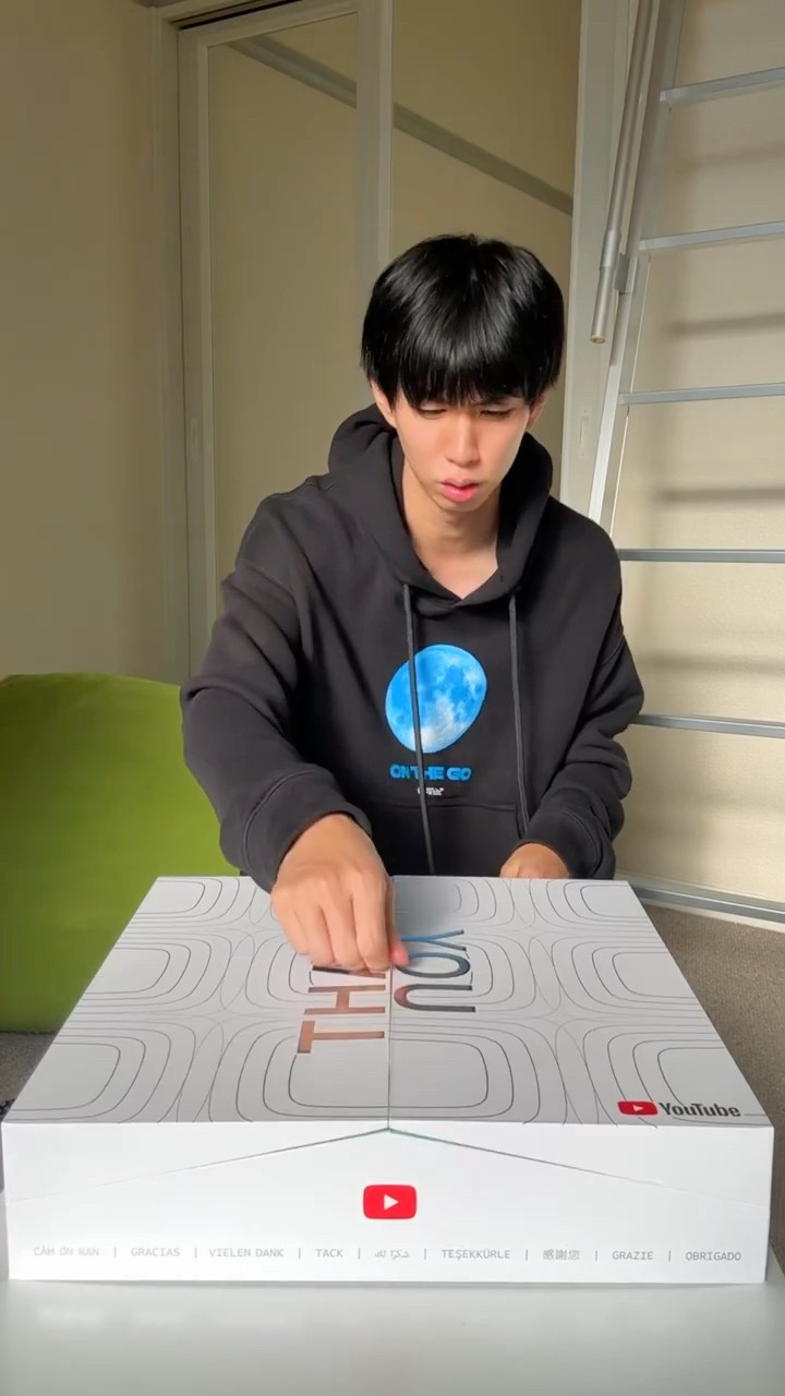 YouTubeから巨大な謎の箱が届いた！