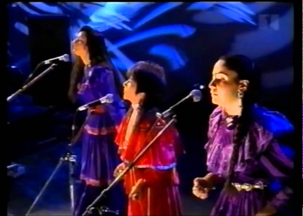 Walfredo Reyes, Jr. w/ Robbie Robertson & Ulali - "Mahk Jchi" (Live)