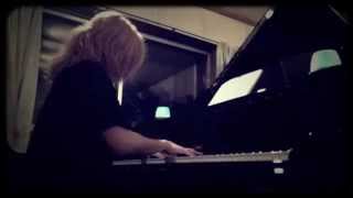 Vignette de la vidéo "Alone Again (Naturally) - Gilbert O’Sullivan [Huge M Piano Cover]"