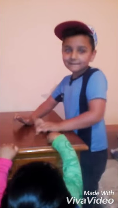 Un copil bate la tarabana