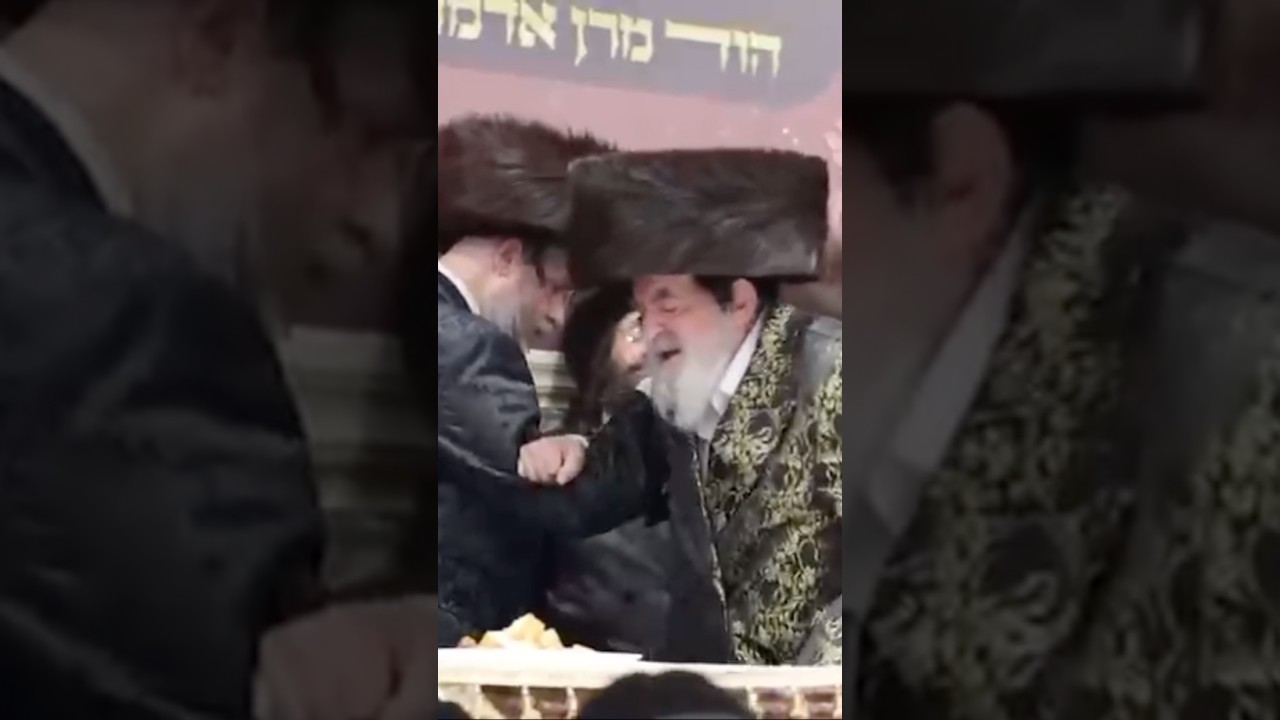 האדמו״ר מויז׳ניץ בריקוד עם בנו בשמחת השבע ברכות לנכדתו