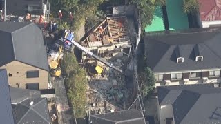 クレーン車倒れ直立 東京の解体工事現場