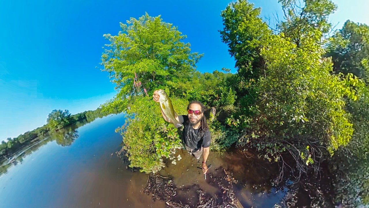 A Kayaker Recognized Me While I Was Catching Bass!
