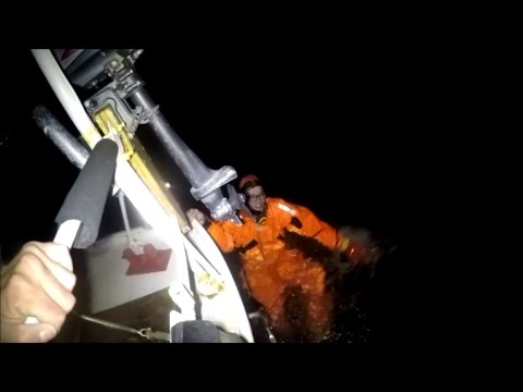 Storm in Ibiza episode 2, 50kts winds, Ropes breaking, guy in the water!!!