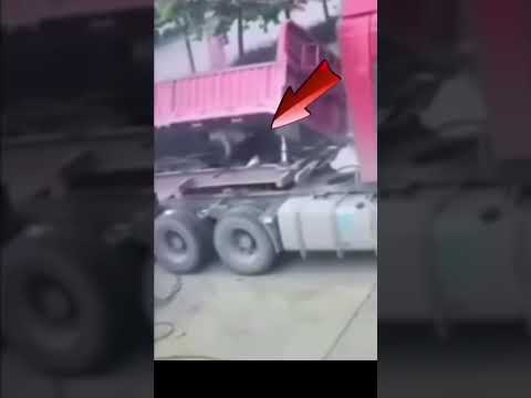 Dangerous carelessness: a cargo platform almost crushed a police officer.