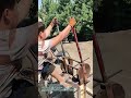 鉄パイプを曲げ上げる:手動治具が椅子の枠を形作る仕掛け