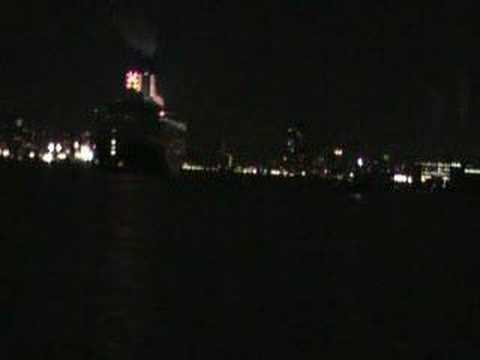 Queen Elizabeth 2 night time departure frome Rotte...
