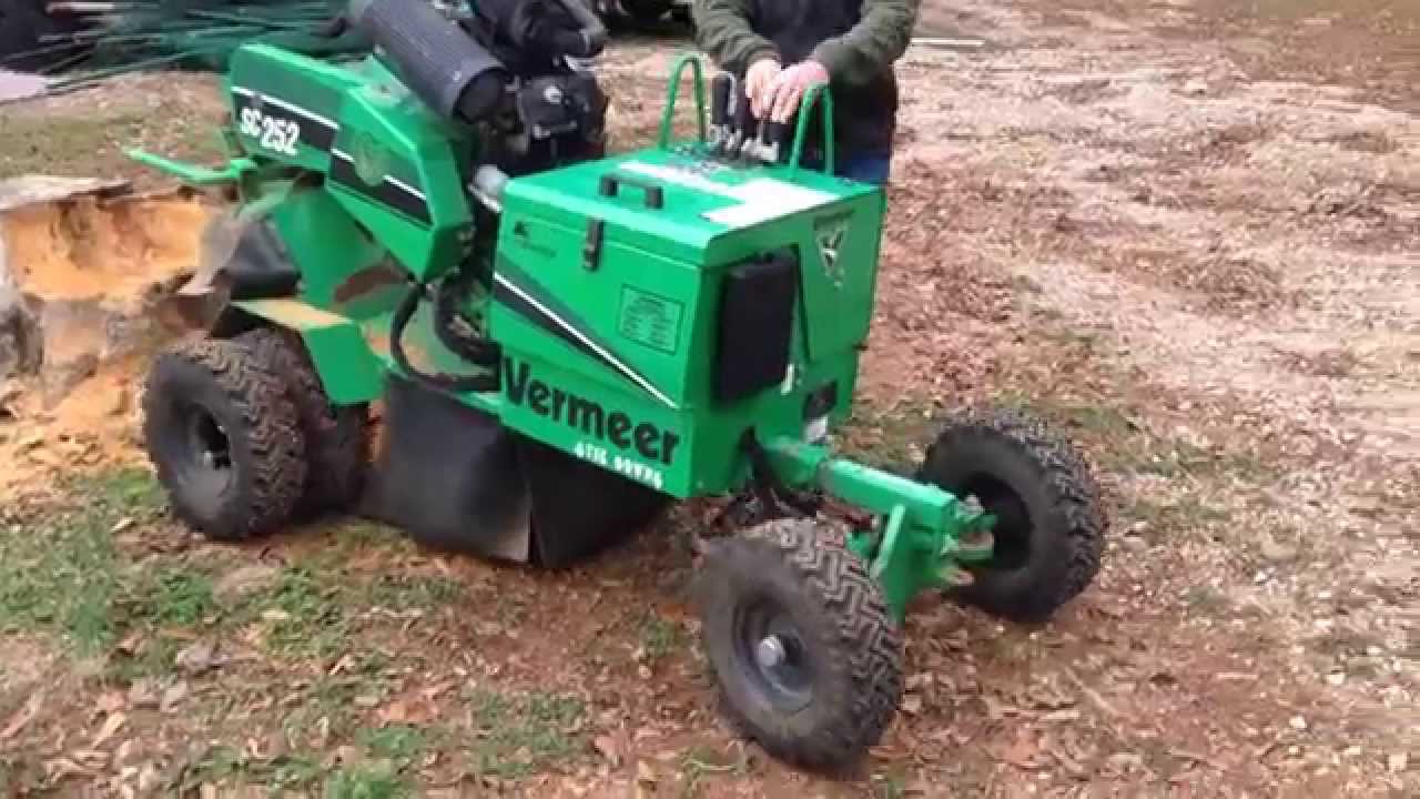 What are some features of the Vermeer SC252 stump grinder?