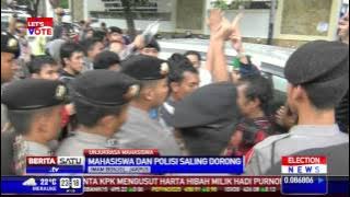 Demo KPU, Massa Mahasiswa dan Polisi Saling Dorong