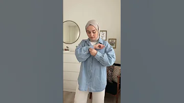 تنسيق قميص الجينز مع اللون الأبيض 