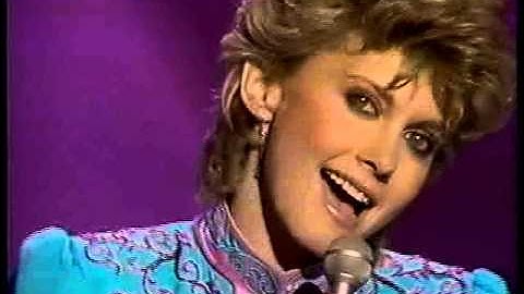 Olivia Newton-John - Make A Move On Me (The American Music Awards 1982)