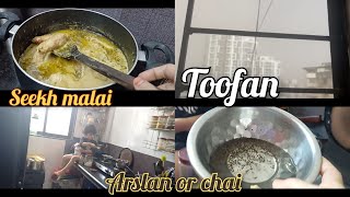 Pehli Barish ⛈ ya toofan | katori me banata hai Arslan chai☕