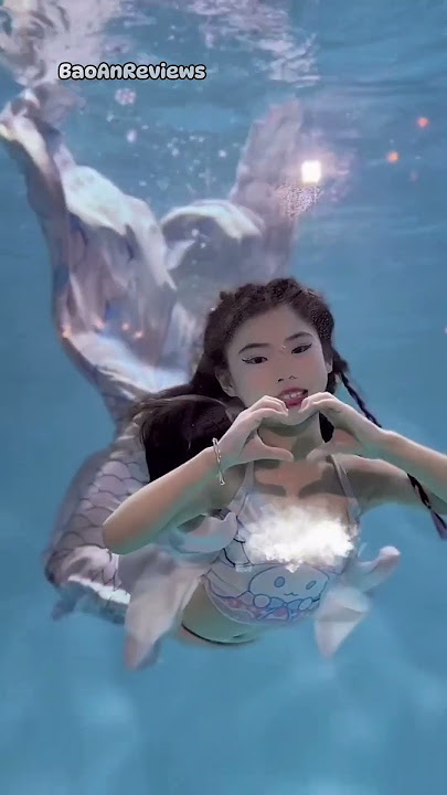 Cô bé lần đầu tiên làm nàng tiên cá #shorts
