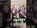 梁家輝超寵粉有求必應！「幫吳慷仁與粉絲合照」：天王攝影師 @videolandnews