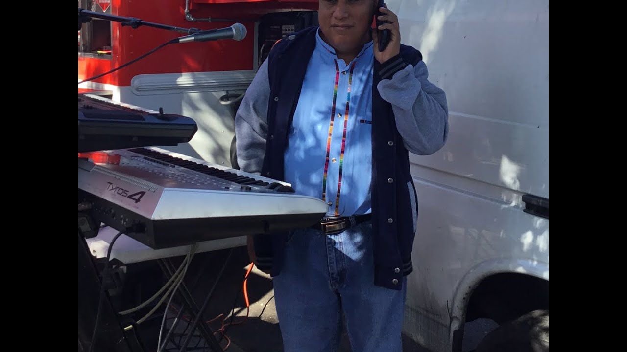 Julio Morones canta repertorio romantico