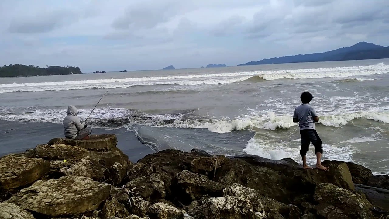 Mancing di pantai Sidem