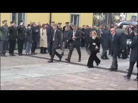 Video Pontida, funerali Bossi: Salvini abbraccia Meloni