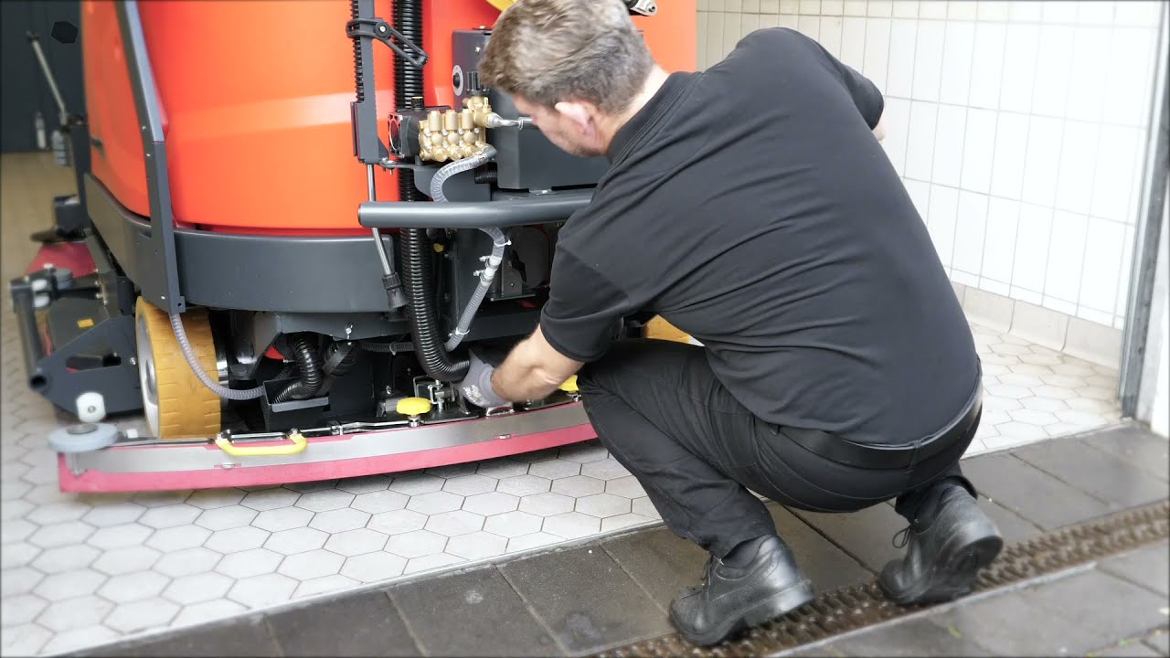 Saugfußreinigung - Hako Scrubmaster B400 R - Bodenreinigungsmaschine von Stangl