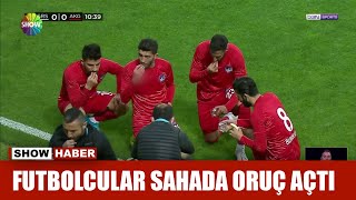 Futbolcular sahada oruç açtı