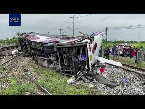 Столкновение товарного поезда и автобуса в Таиланде