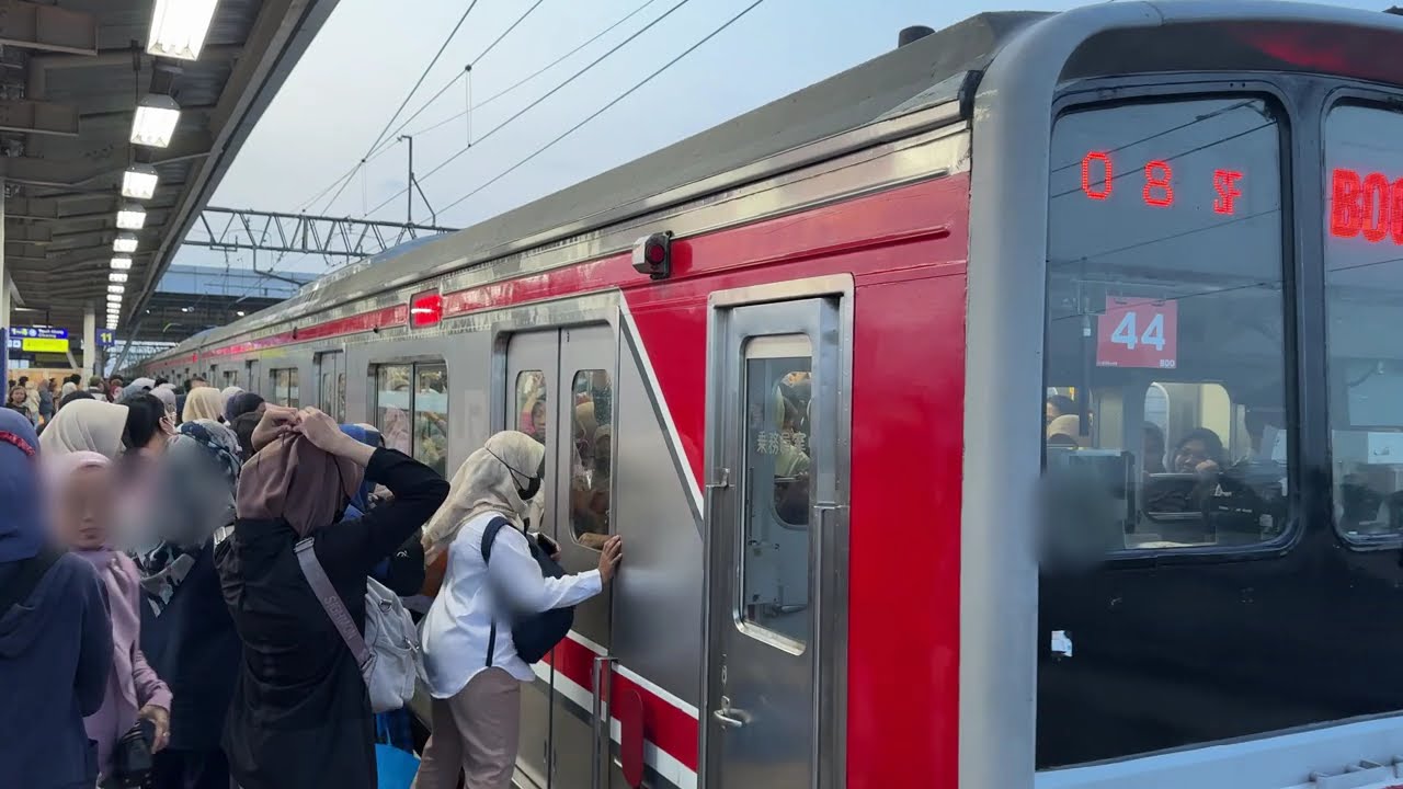 【ハピハピ最中】まるで埼京線！？インドネシアの通勤ラッシュ