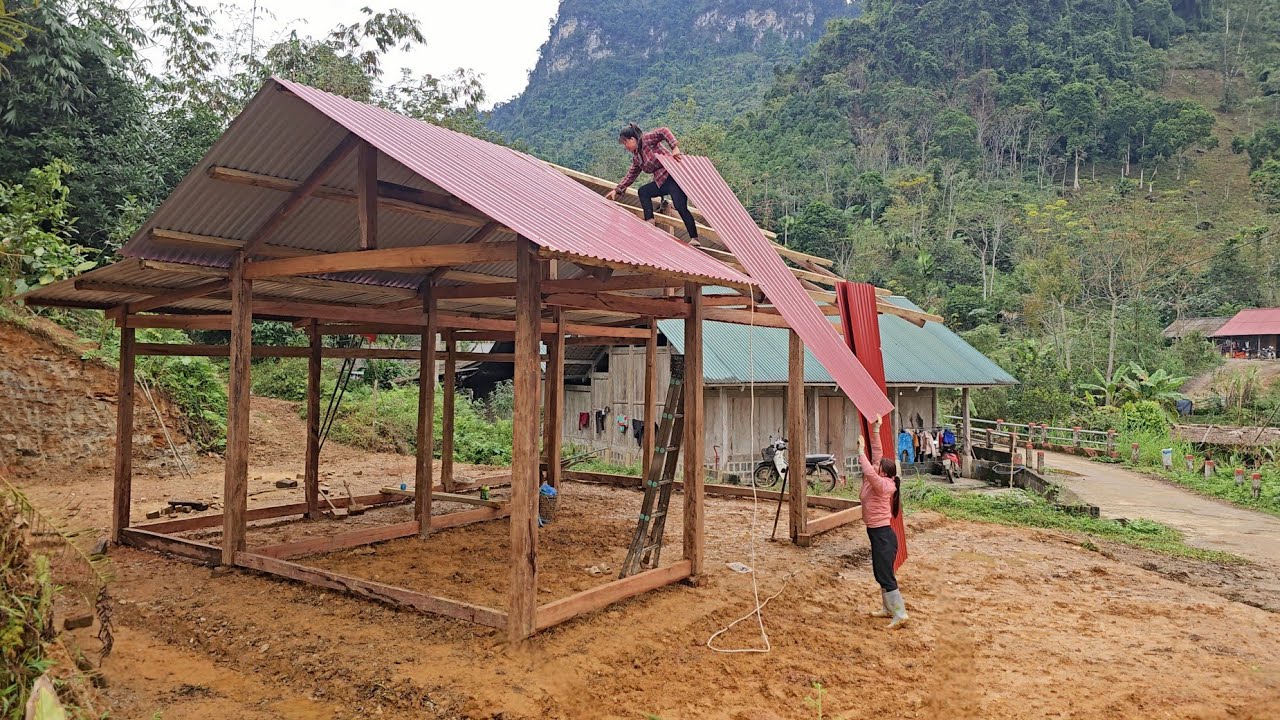 Building a wooden house with my sister, installing the beams and ...