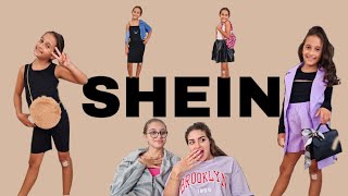 Diana Fait Un Défilé De Vêtements De Shein