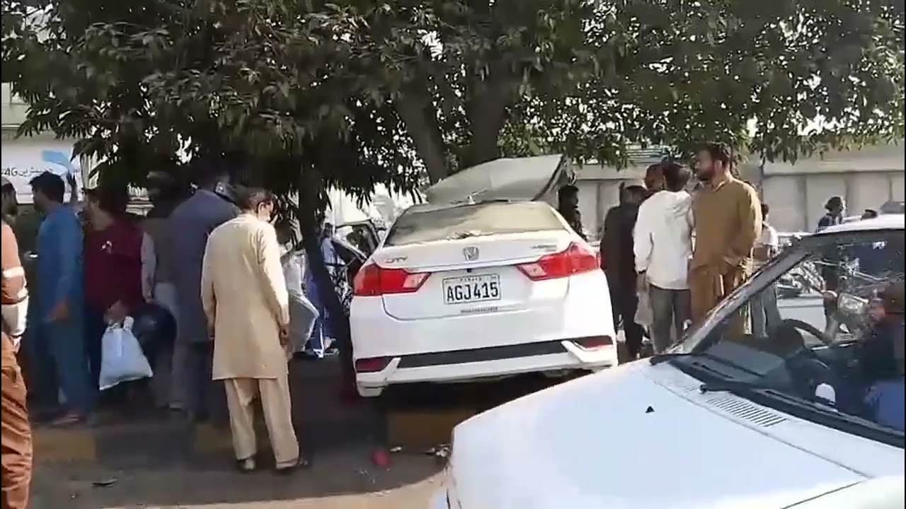 Faisalabad Tragic Accident 🚨  Samundri Road Par High Speed Car Footpath Par Chadh Gayi