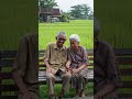 seorang lansia sedang menikmati masa tua duduk di depan rumah