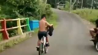 Anak kecil jatuh dari sepeda