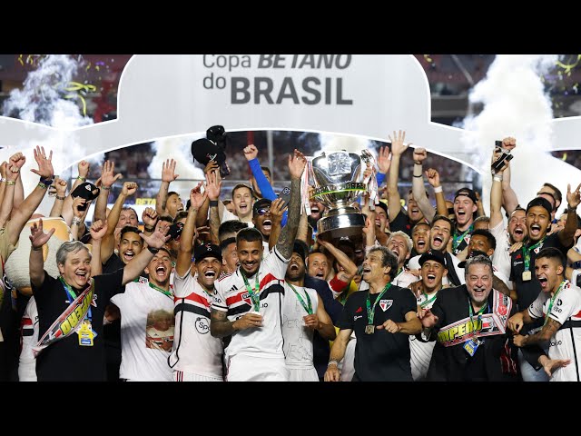 São Paulo levantando a taça de campeão da Copa do Brasil 2023 class=