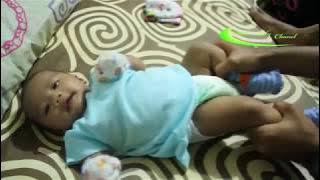 Melancarkan Buang Air Besar Bayi (BAB Bayi) dengan pijat dan gerakan mengayuh sepeda
