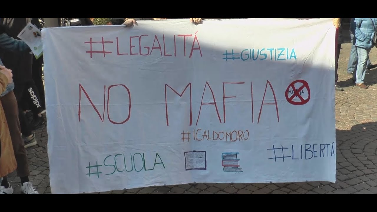 italian greyhound Abbiategrasso, studenti in piazza contro la mafia