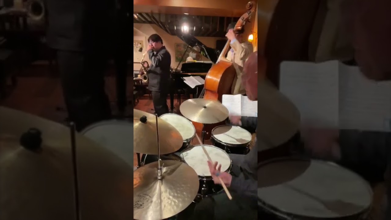 HIGH-ENERGY SWINGING DRUMS 