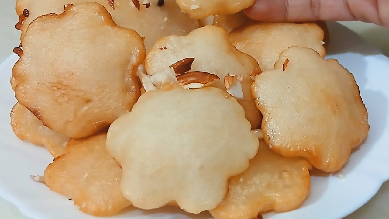 मालपुआ तो बहुत खाये होंगे पर एक बार ये चावल के आटे के बिल्कुल छोटे छोटे मालपुआ जरूर ट्राई करें 😋😋