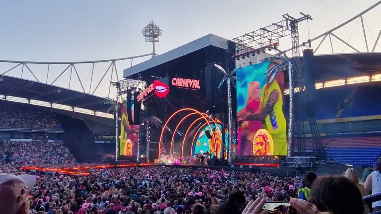 Pink performs Raise your glass @ pinks summer carnival 2023